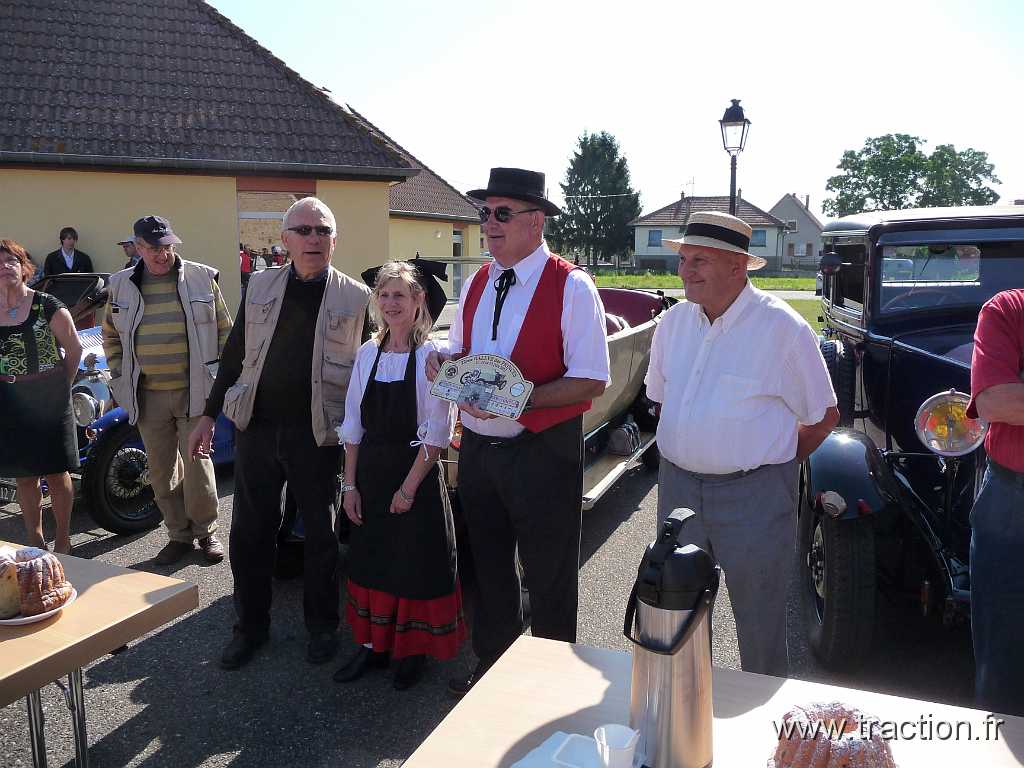 2011_rallye_des_princes (163).jpg - 12/06/2011 - 68127 NIEDERENTZEN 22ème RALLYE des PRINCES - Parking salle des fètes - Echanges des remerciements entre les visiteurs et les organisateurs